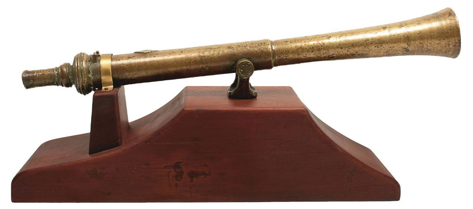 A SCARCE BELL OR FROG-MOUTHED BRONZE LANTAKA, 41.75inch: A SCARCE BELL OR FROG-MOUTHED BRONZE LANTAKA, 41.75inch barrel with broad flared muzzle, ring turned breech,plain trunnions and stepped cascabel, mounted on a modern solid teak display stand.