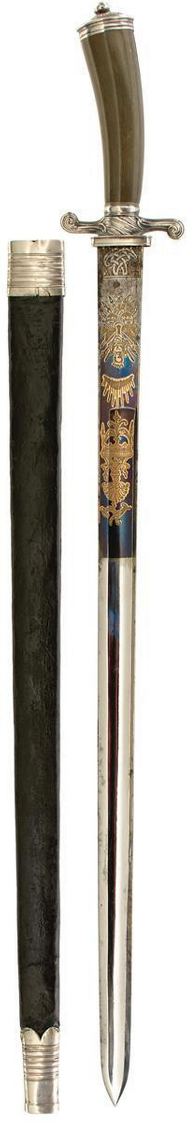 A LATE 18TH CENTURY BLUED AND GILT HUNTING HANGER: A LATE 18TH CENTURY BLUED AND GILT HUNTING HANGER, 53.5cm fullered blade double edged towards the tip, decorated in the classical fashion with stands of arms, strapwork and swags, all highlighted in g