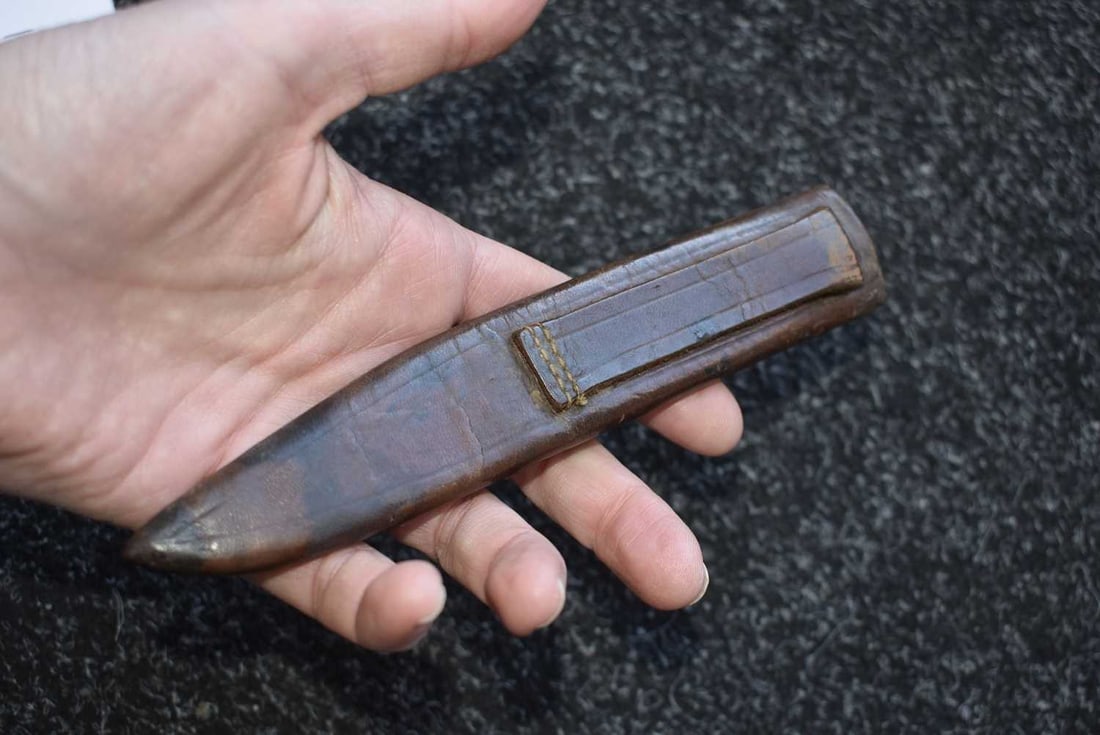 A SMALL BOWIE KNIFE, - 4