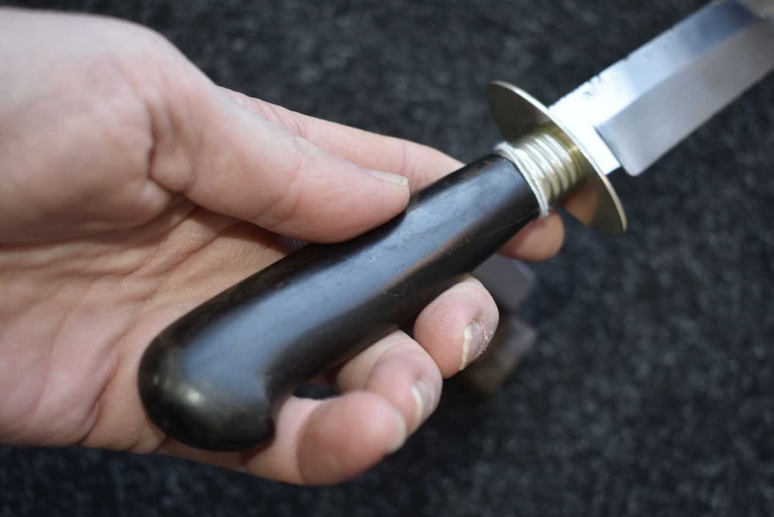 A SMALL BOWIE KNIFE, - 7