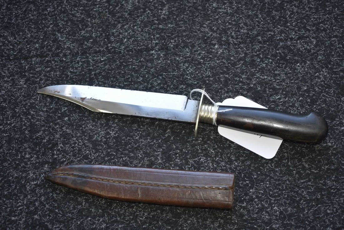 A SMALL BOWIE KNIFE, - 8
