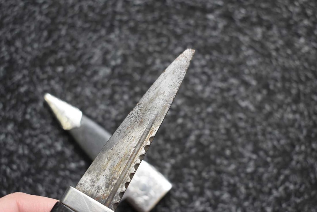 A SCOTTISH SILVER MOUNTED SGIAN DUBH, - 8