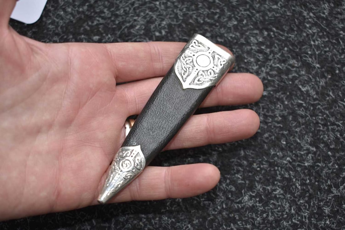 A SCOTTISH SILVER MOUNTED SGIAN DUBH, - 9