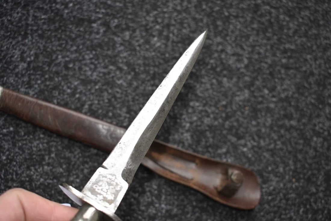 A FIRST PATTERN COMMANDO KNIFE OR DAGGER, - 3