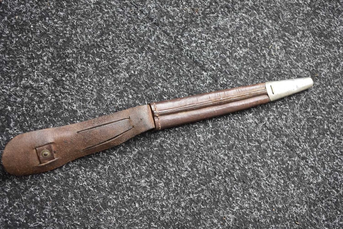 A FIRST PATTERN COMMANDO KNIFE OR DAGGER, - 4