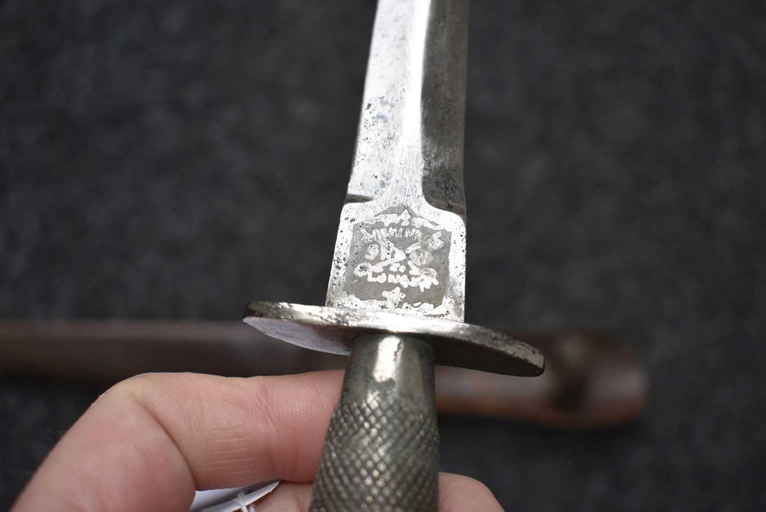 A FIRST PATTERN COMMANDO KNIFE OR DAGGER, - 5