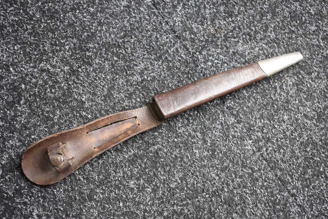 A FIRST PATTERN COMMANDO KNIFE OR DAGGER, - 7