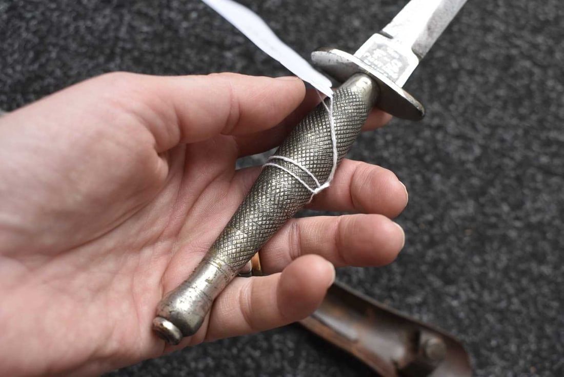 A FIRST PATTERN COMMANDO KNIFE OR DAGGER, - 9