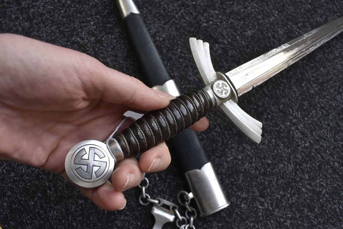 A THIRD REICH FIRST PATTERN LUFWAFFE OFFICER'S DAGGER, - 10
