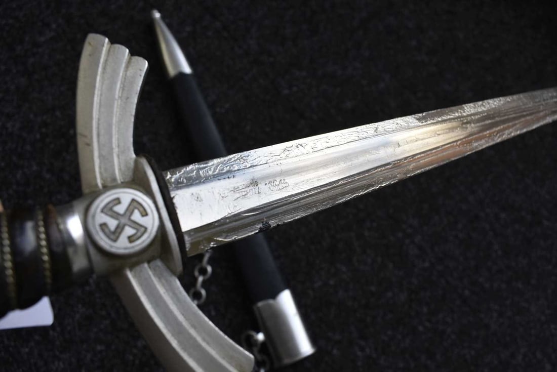 A THIRD REICH FIRST PATTERN LUFWAFFE OFFICER'S DAGGER, - 2