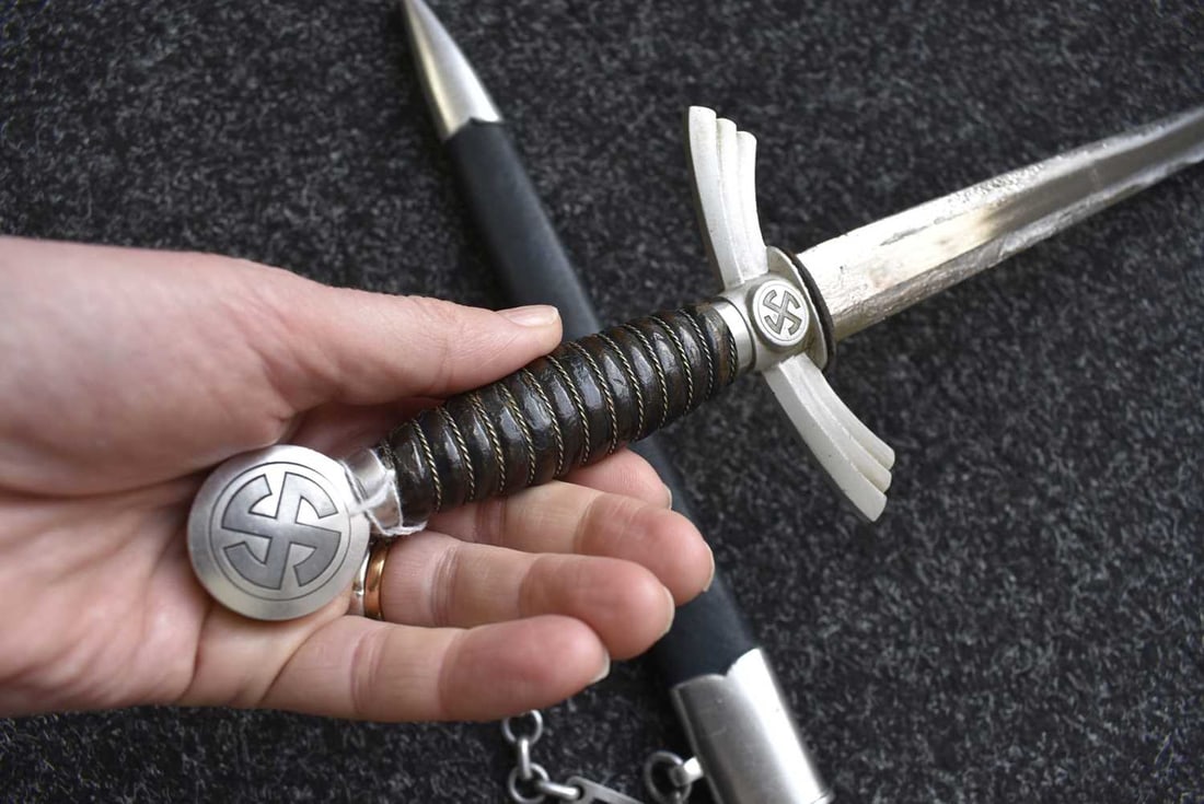 A THIRD REICH FIRST PATTERN LUFWAFFE OFFICER'S DAGGER, - 4