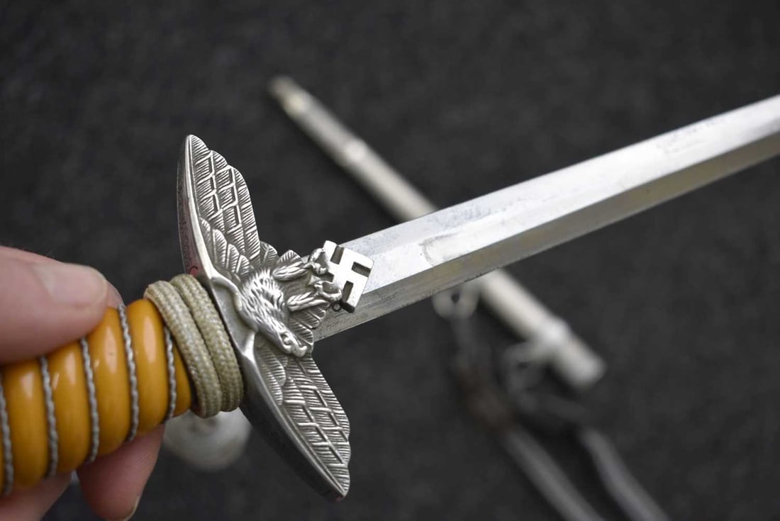 A THIRD REICH SECOND PATTERN LUFTWAFFE OFFICER'S DAGGER, - 3