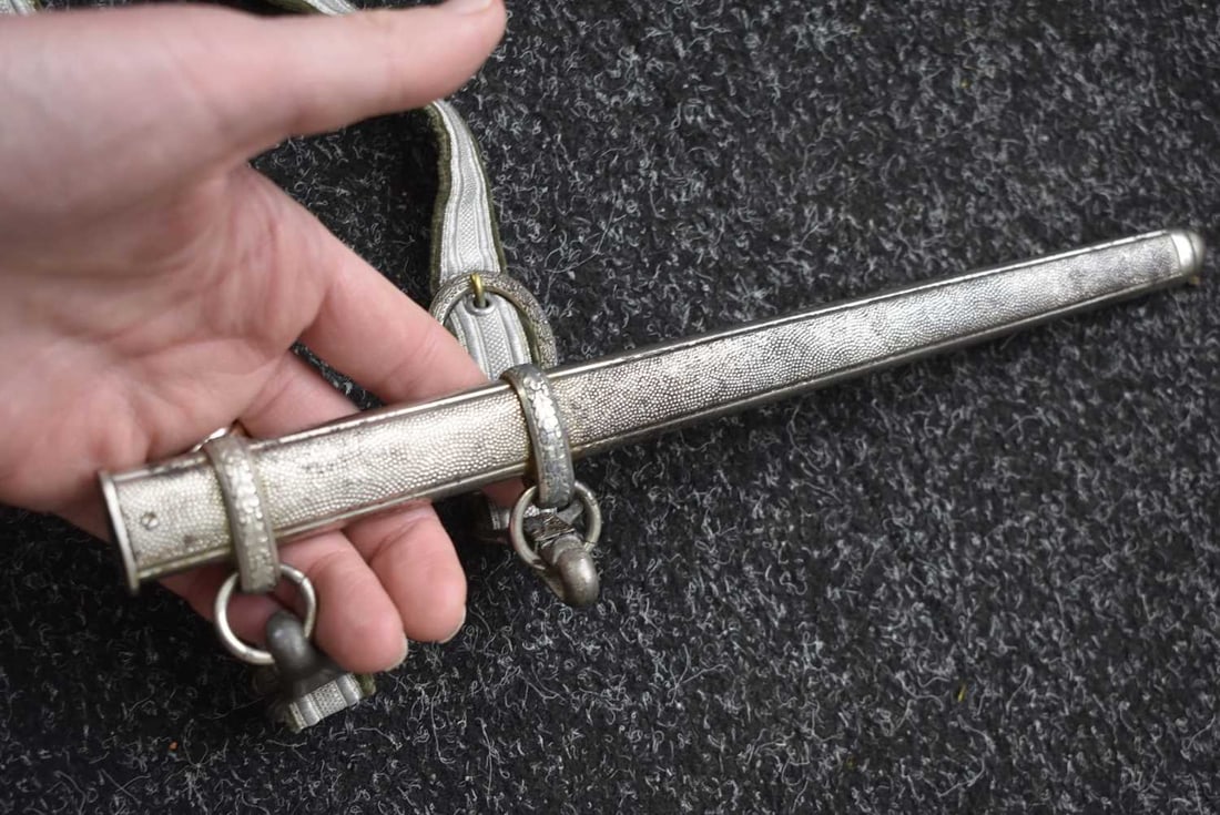 A THIRD REICH SECOND PATTERN LUFTWAFFE OFFICER'S DAGGER, - 10