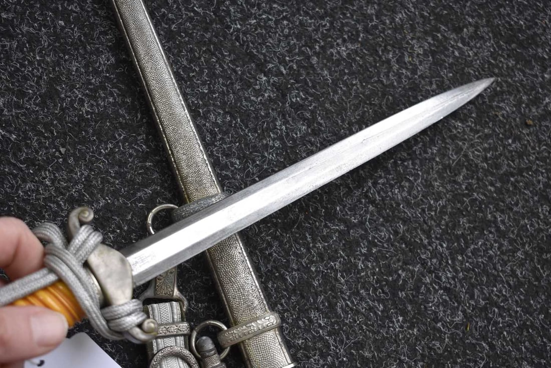 A THIRD REICH SECOND PATTERN LUFTWAFFE OFFICER'S DAGGER, - 11
