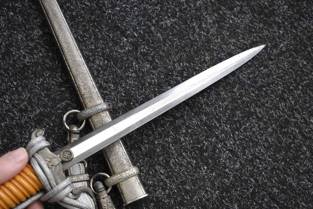 A THIRD REICH SECOND PATTERN LUFTWAFFE OFFICER'S DAGGER, - 4