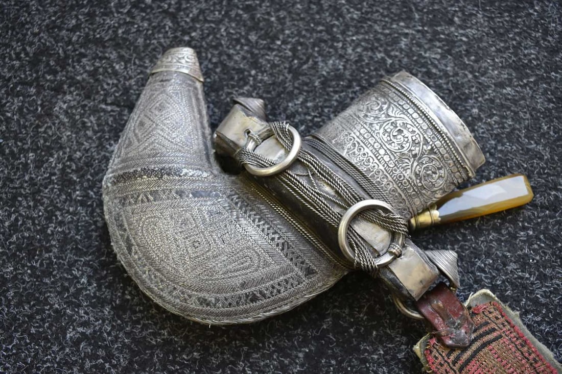 A MIDDLE EASTERN JAMBIYA OR DAGGER, - 16