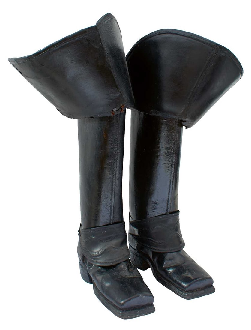 OF ENGLISH CIVIL WAR INETERST - A RARE PAIR OF 17TH CENTURY CAVALIER'S RIDING BOOTS, (1 of 18)