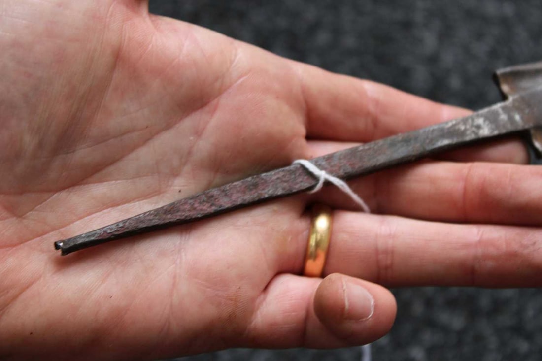 AN 18TH CENTURY BROADSWORD BLADE, - 2