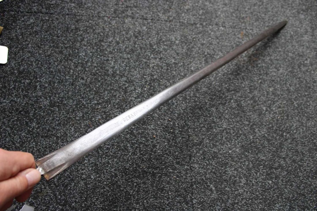 AN 18TH CENTURY BROADSWORD BLADE, - 4