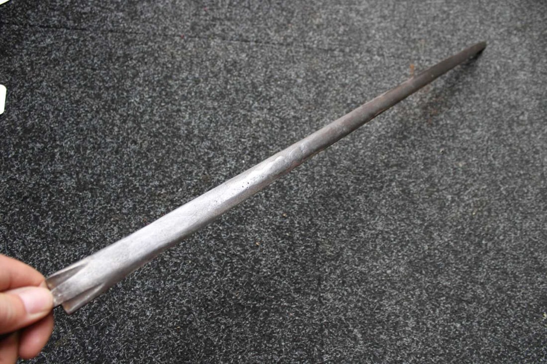 AN 18TH CENTURY BROADSWORD BLADE, - 6