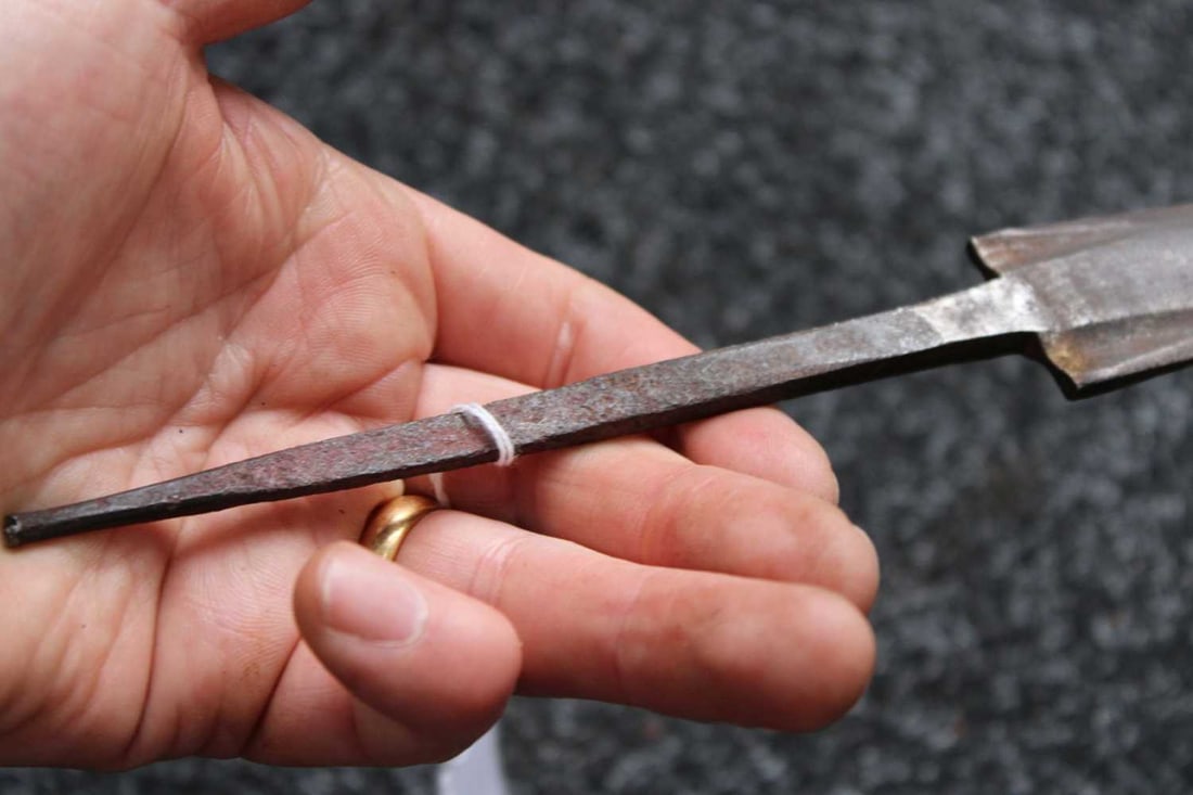 AN 18TH CENTURY BROADSWORD BLADE, - 7