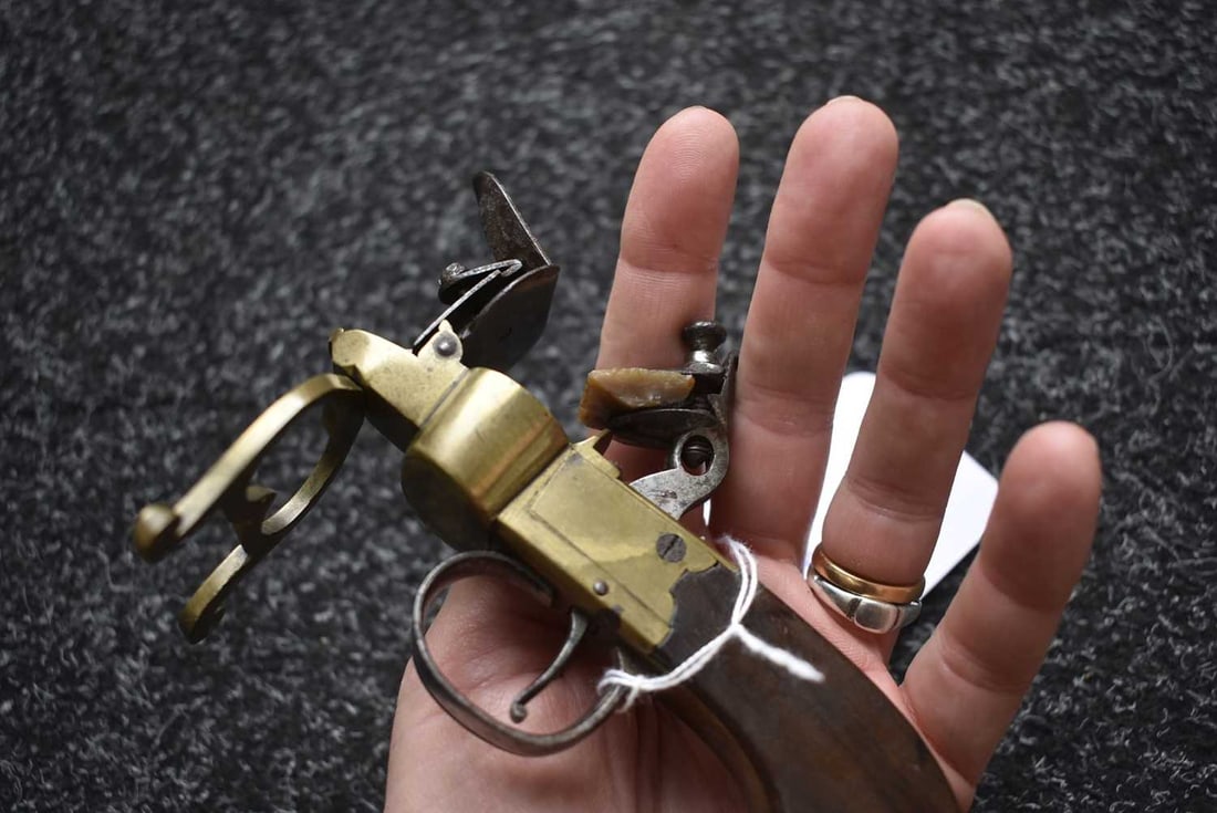 A FLINTLOCK TINDER LIGHTER, - 9