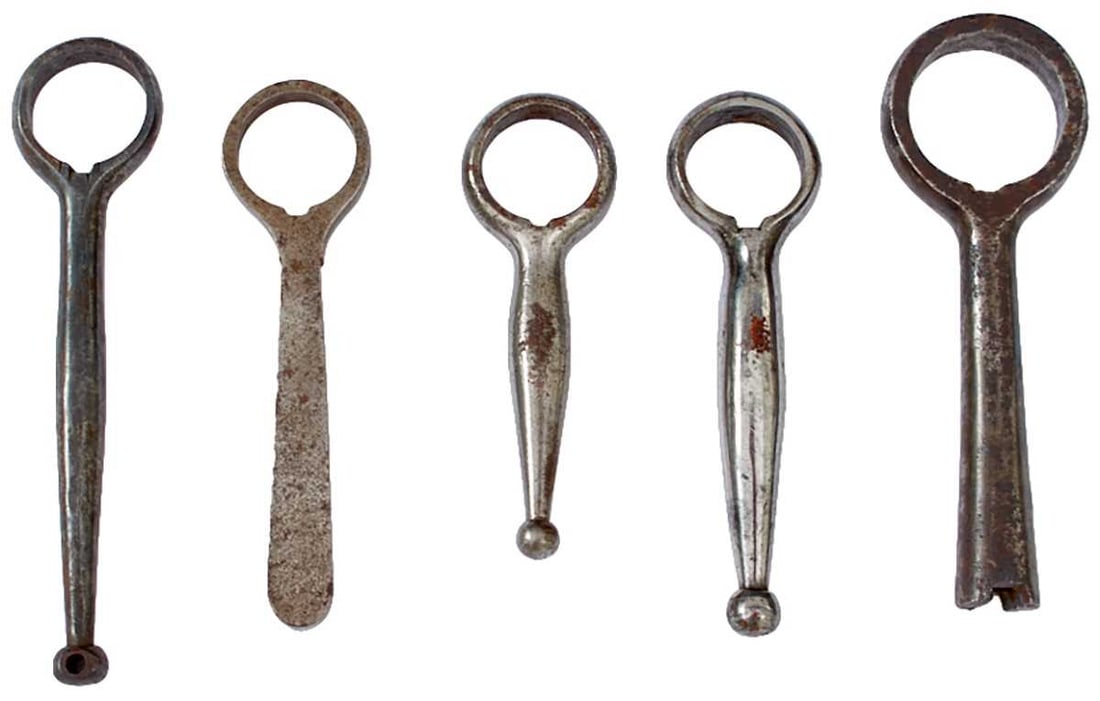 FIVE 18TH AND 19TH CENTURY BARREL KEYS,: FIVE 18TH AND 19TH CENTURY BARREL KEYS, of characteristic form, one with integral nipple key. (5)