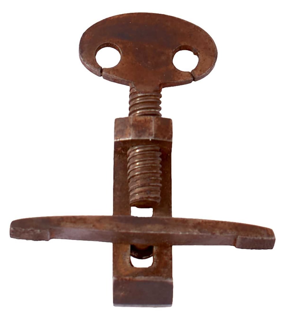 A SMALL MAIN SPRING CLAMP,: A SMALL MAIN SPRING CLAMP, the case colour hardened body with pierced oval top, steel jaws. Probably for pistols.