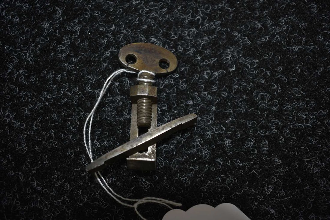 A SMALL MAIN SPRING CLAMP, - 2