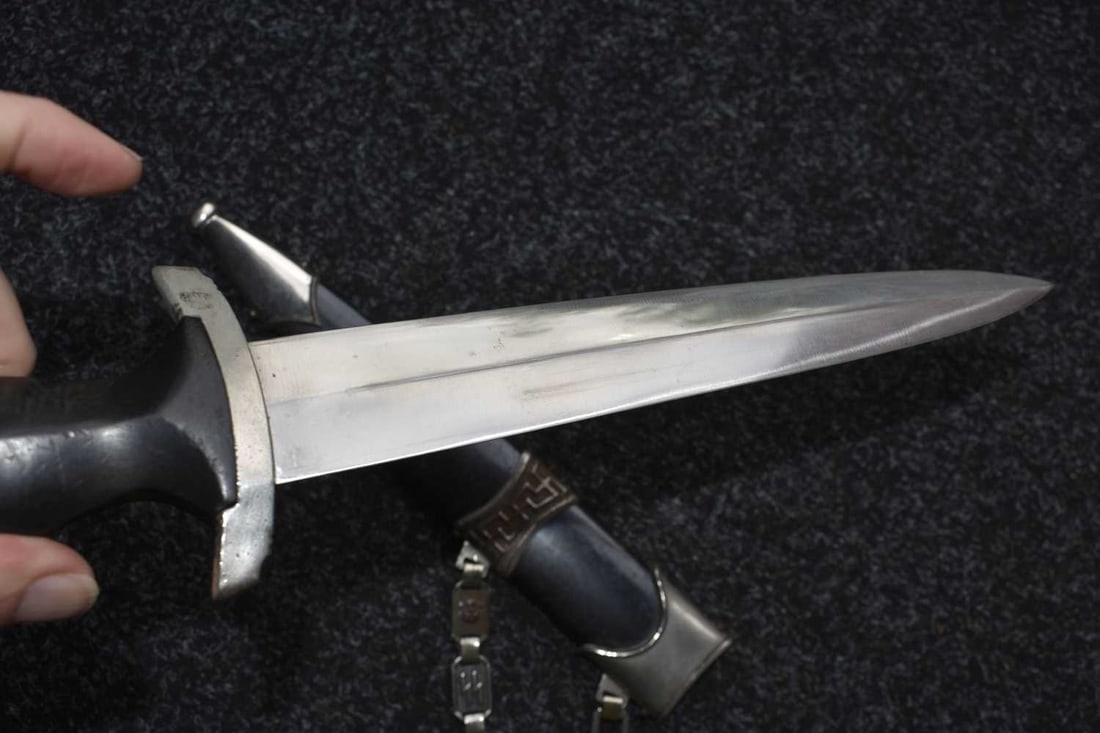 A THIRD REICH MODEL 1936 SS CHAINED DAGGER, - 2