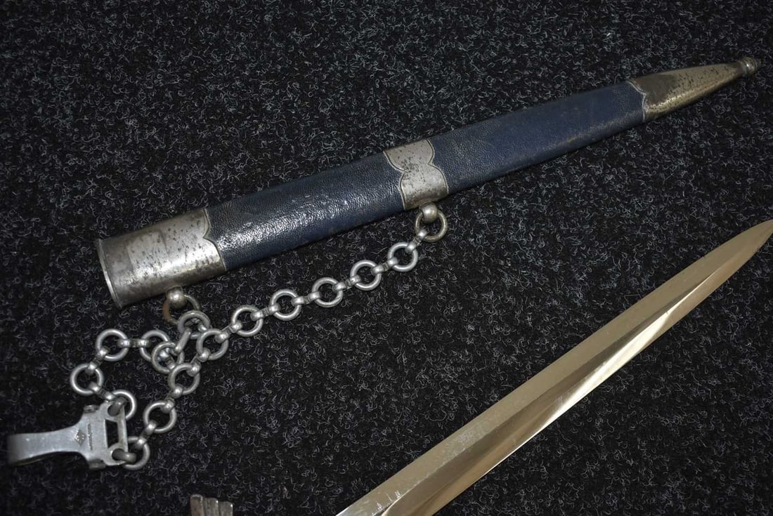 A FIRST PATTERN LUFTWAFFE OFFICER'S DAGGER, - 10