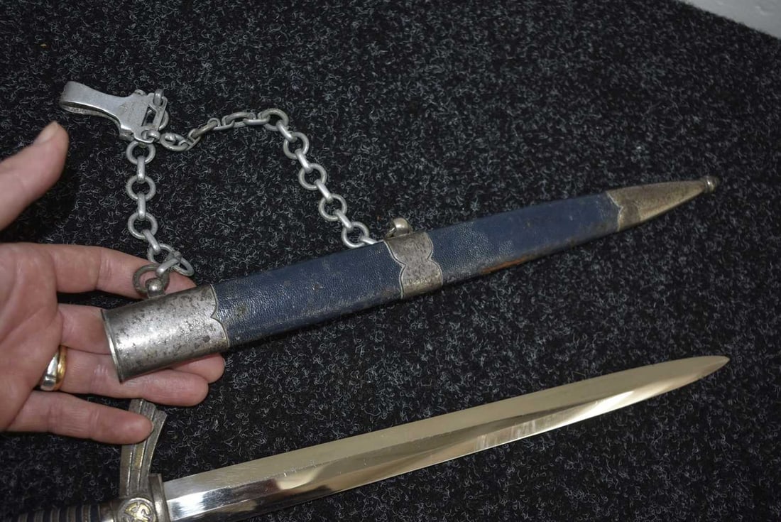 A FIRST PATTERN LUFTWAFFE OFFICER'S DAGGER, - 8