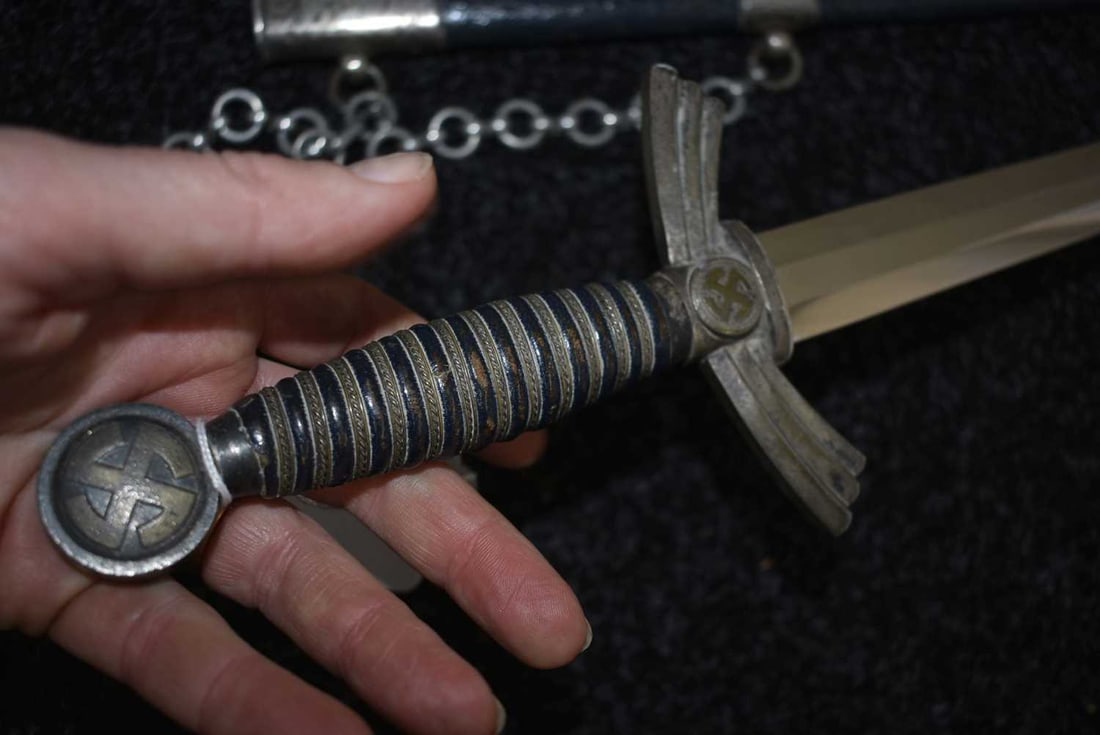 A FIRST PATTERN LUFTWAFFE OFFICER'S DAGGER, - 9