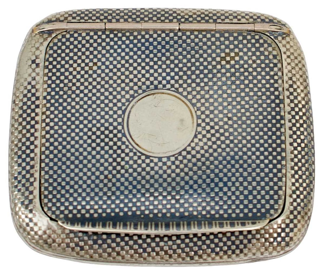 A WORLD WAR II PERIOD RUSSIAN WHITE METAL SNUFF BOX, (1 of 9)