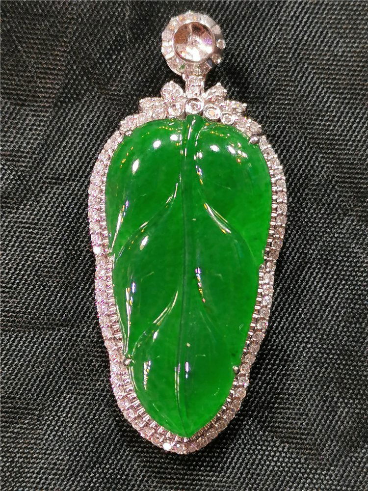 18K Gold Green jadeite pendant (1 of 6)