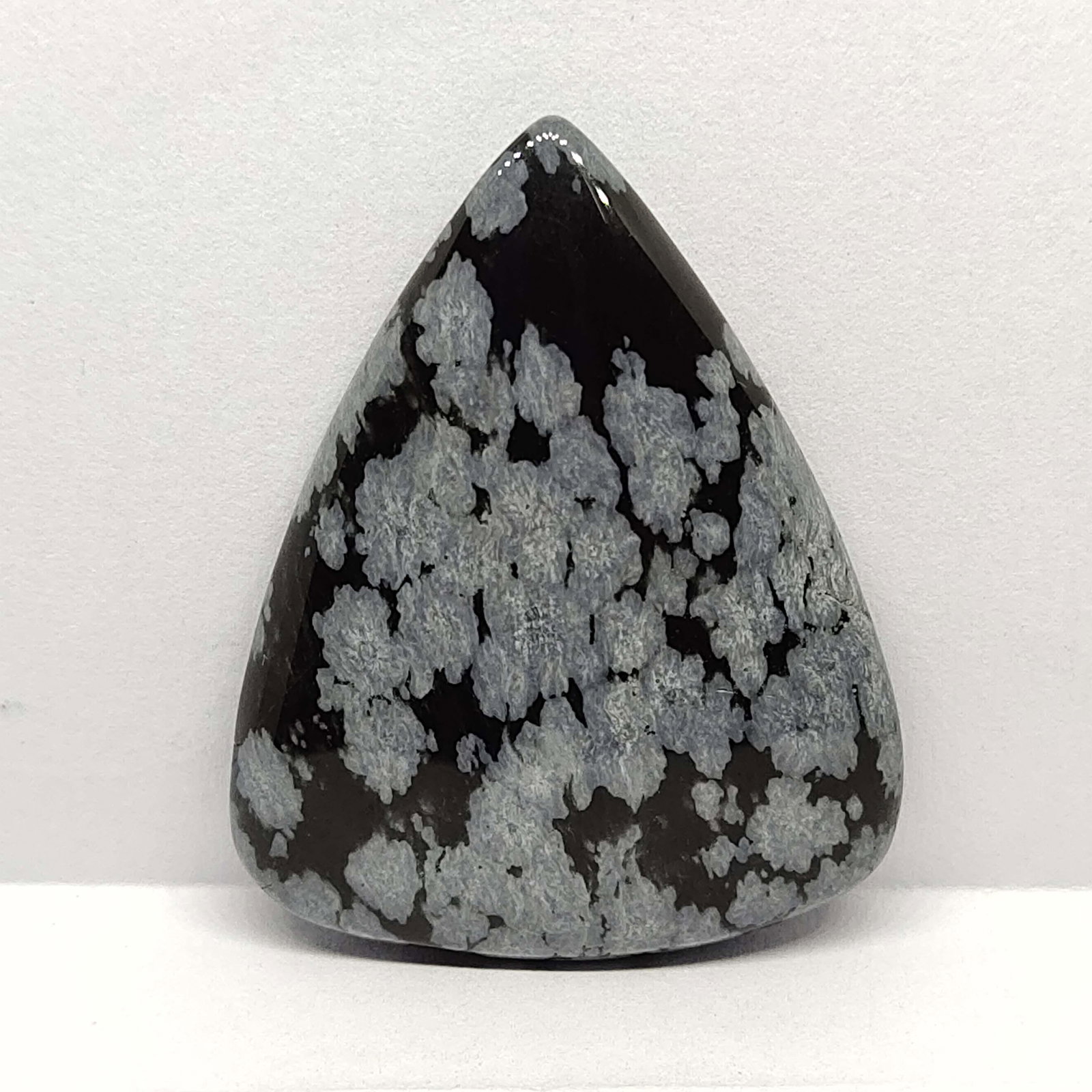 46.65 ct Natural Snow Flake Obsidian: Natural Snow Flake Obsidian with an exact weight is 46.65 ct.Top Quality stone