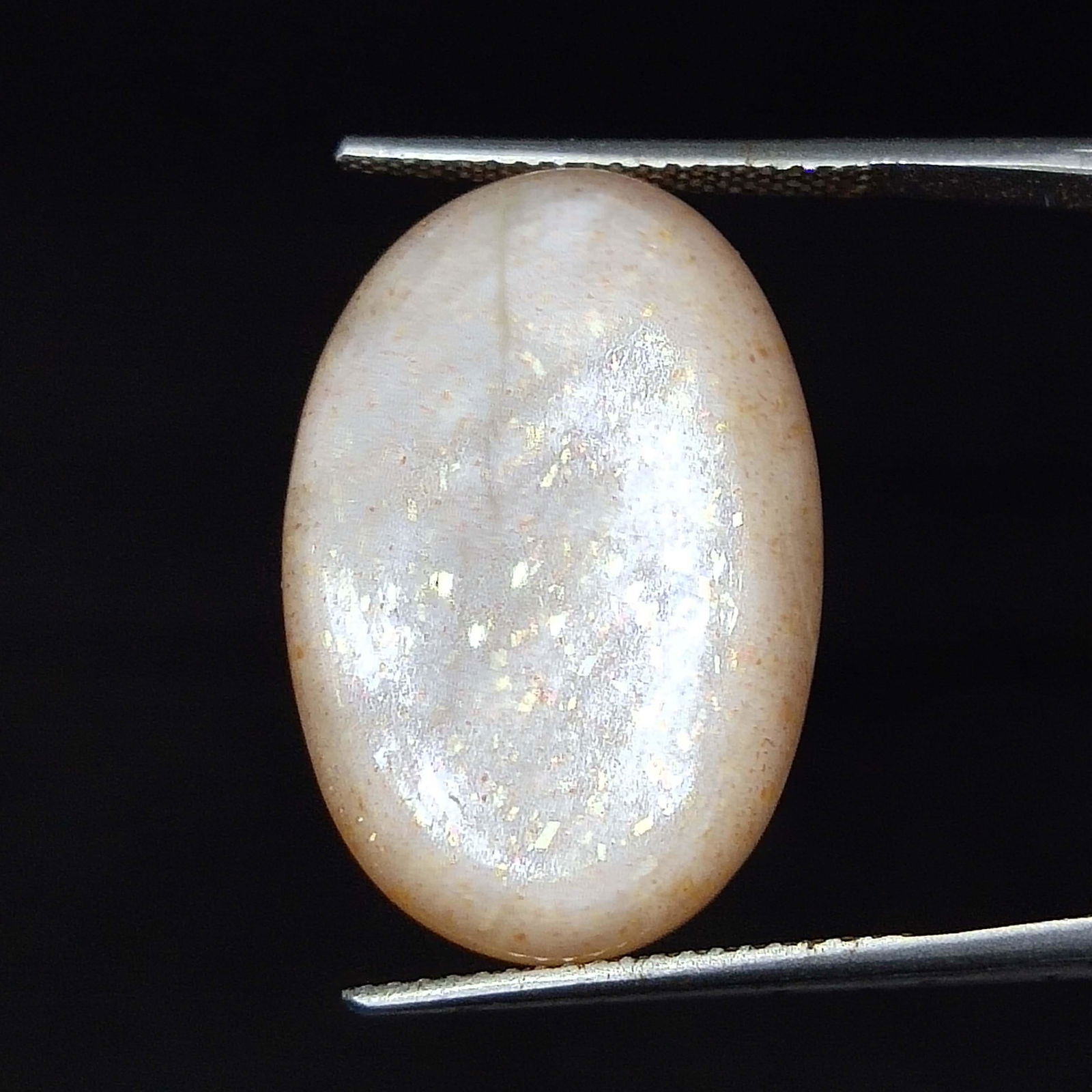 17.85 ct Natural Peach Moonstone: Natural Peach Moonstone with an exact weight is 17.85 ct.Top Quality stone
