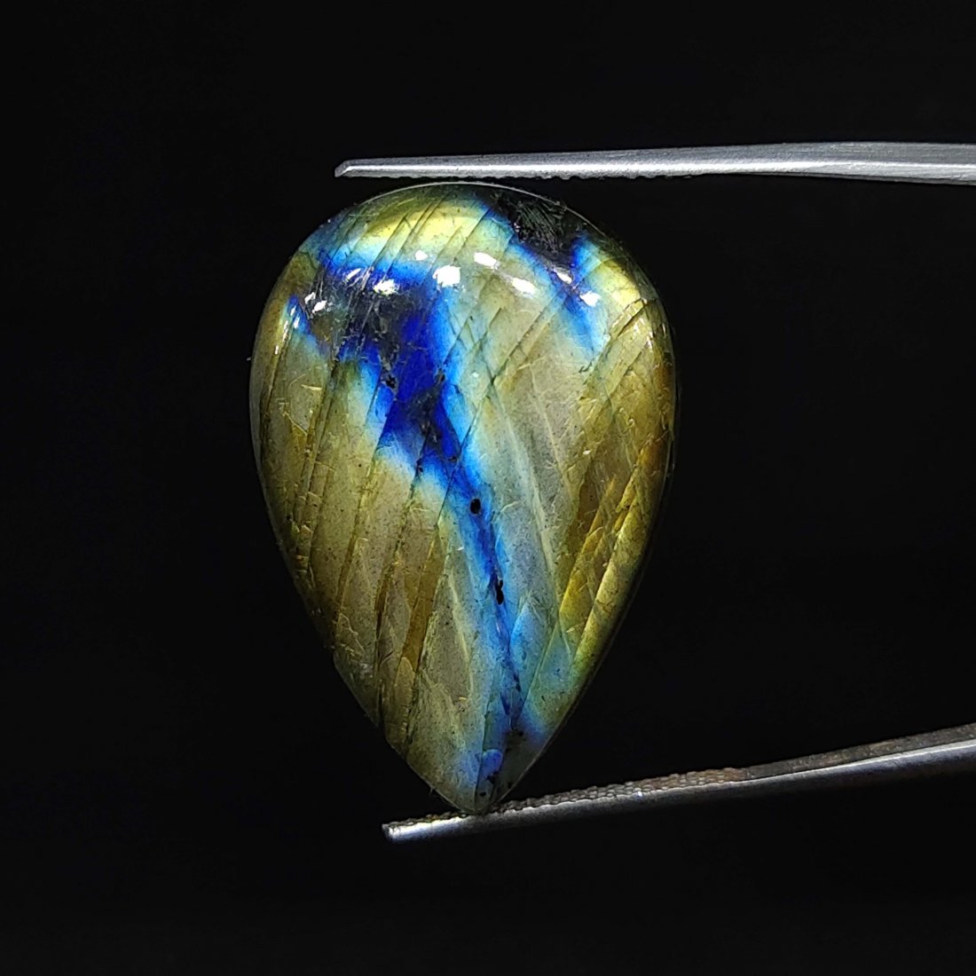 26ct Natural Multi Color Labradorite: Natural Multi Color Labradorite with an exact weight is 26ct.Top Quality stone