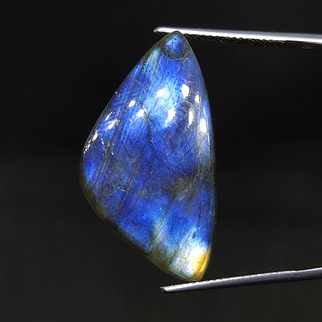 23.45ct Natural Multi Color Labradorite: Natural Multi Color Labradorite with an exact weight is 23.45ct.Top Quality stone