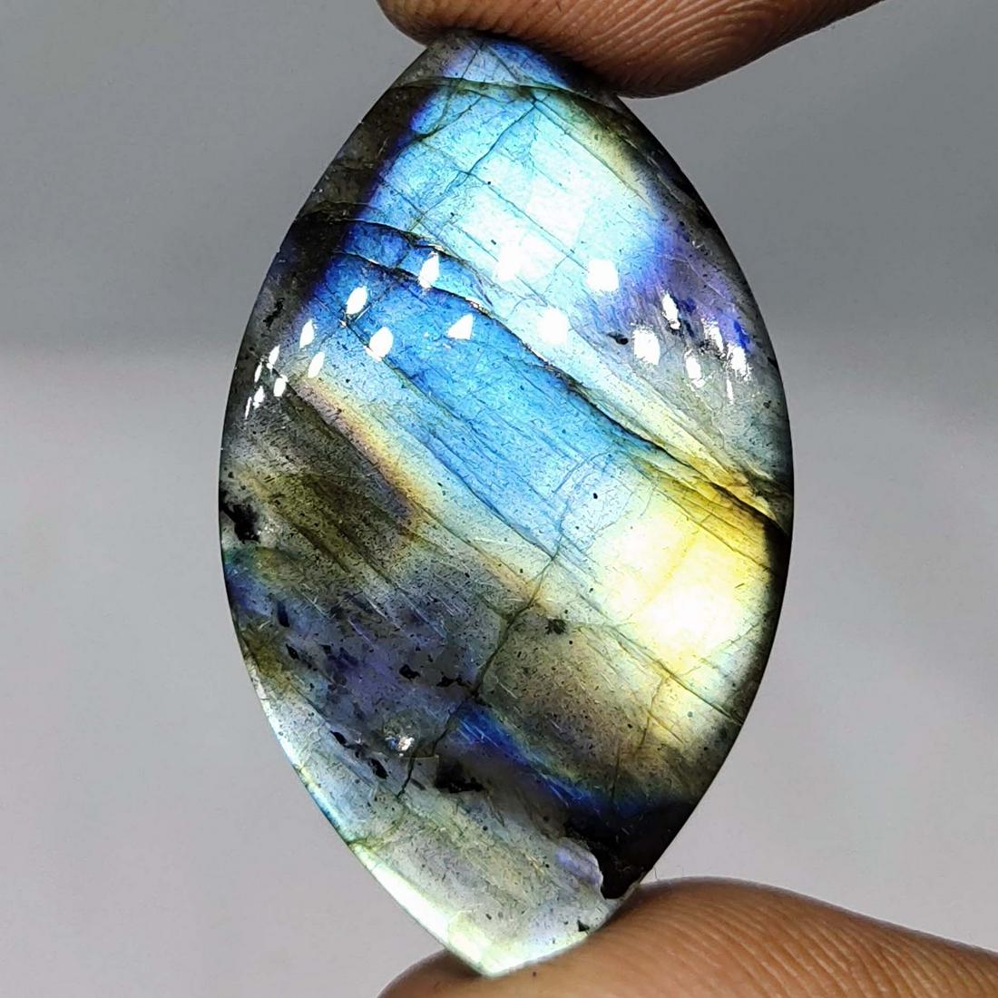 32.95 ct Top Grade Natural Multi Labradorite: Top Grade Natural Multi Labradorite with an exact weight is 32.95 ct.Top Quality stone