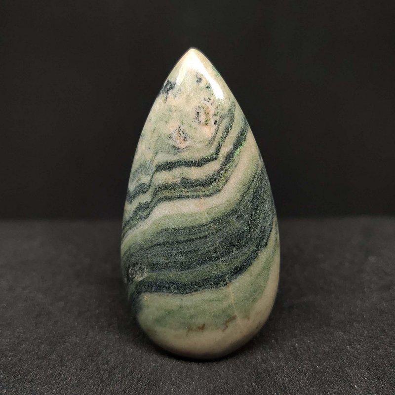 29.70 ct Natural Green Jasper: All the stones listed are 100% natural and rarely selected from a big quantity lot also these are of very high quality. BID WITH CONFIDENCE!!! DIMENSIONS : 39X20X6 mm