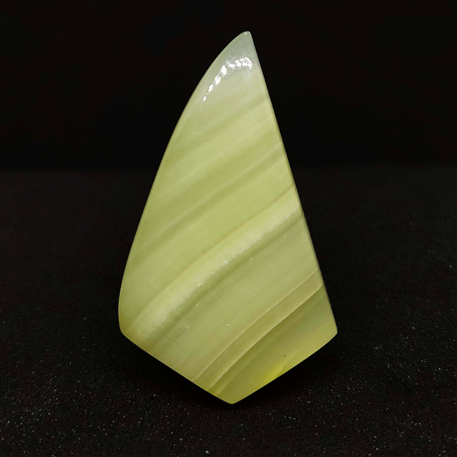 37.60 ct Natural Lemon Lace Agate: All the stones listed are 100% natural and rarely selected from a big quantity lot also these are of very high quality. BID WITH CONFIDENCE!!! DIMENSIONS : 37.2X22X6.6 mm