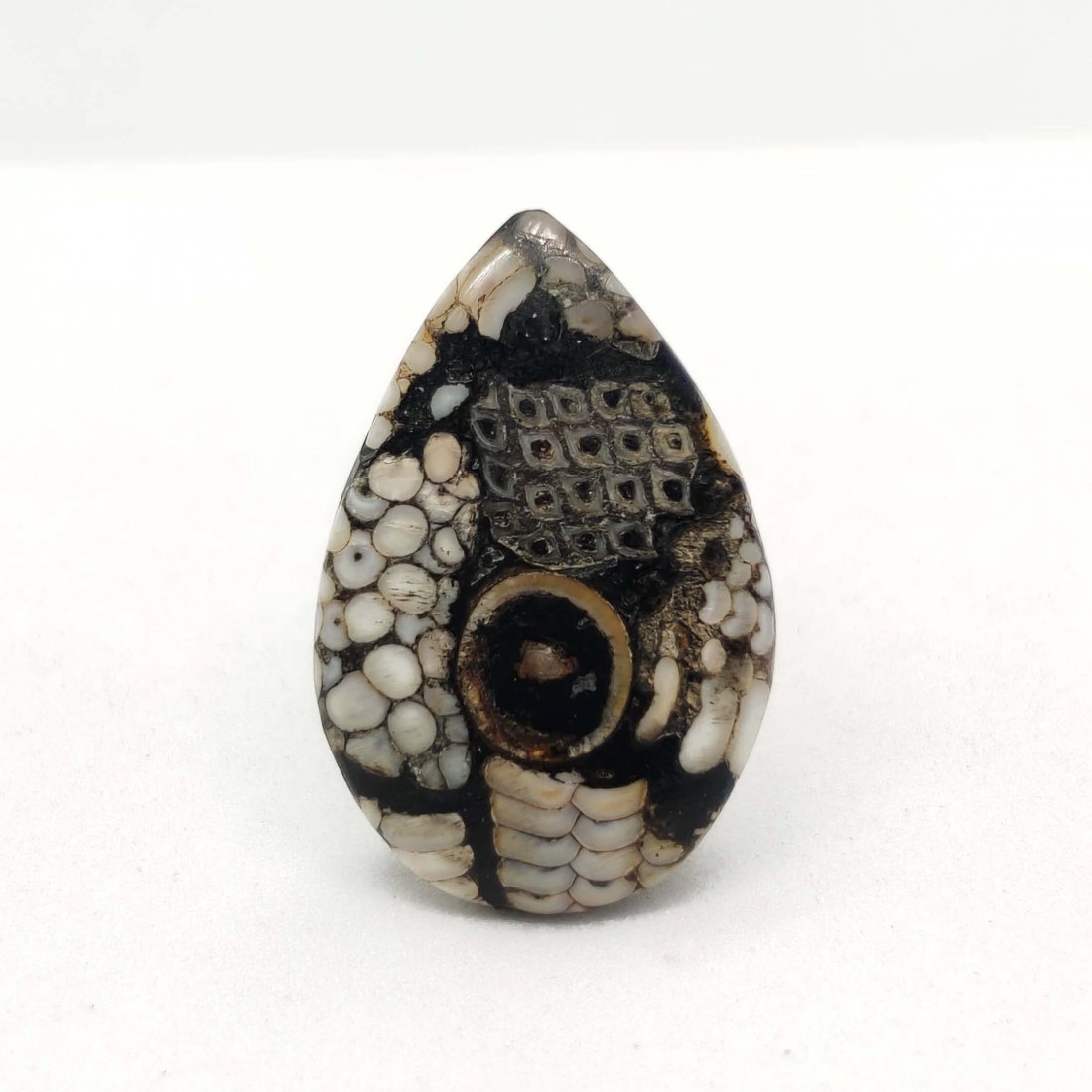 10.15 ct Very Rare Natural Snake Skin Fossil: All the stones listed are 100% natural and rarely selected from a big quantity lot also these are of very high quality. BID WITH CONFIDENCE!!! DIMENSIONS : 22X15X5 mm