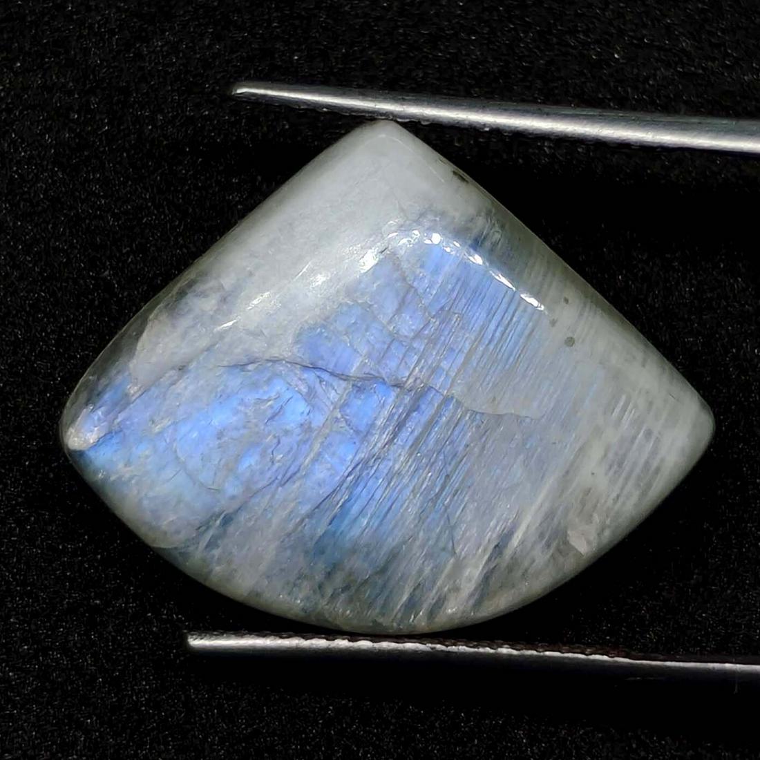 14.05 ct Natural White Rainbow Moonstone: All the stones listed are 100% natural and rarely selected from a big quantity lot also these are of very high quality. BID WITH CONFIDENCE!!! DIMENSIONS : 22X17X5 mm