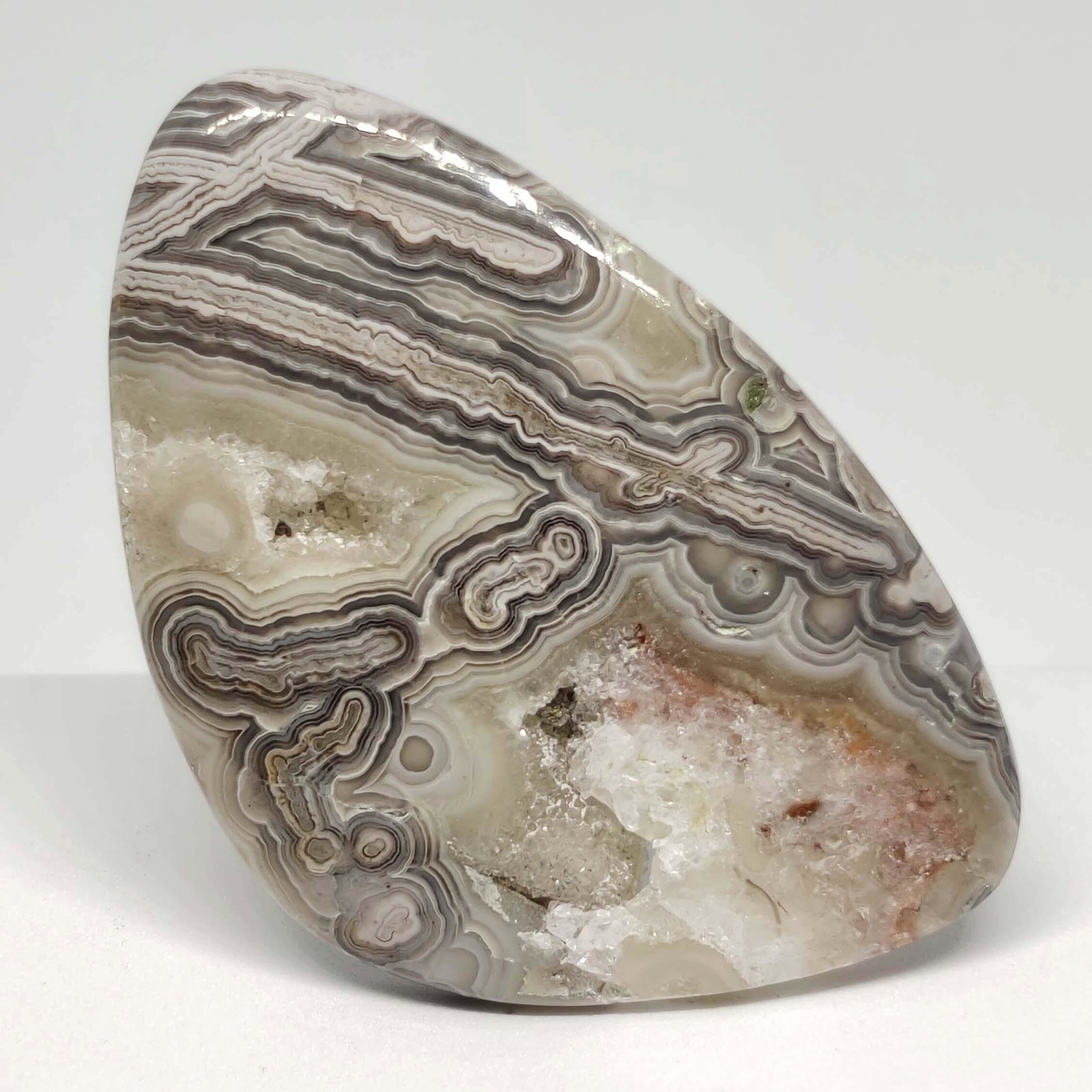 113.75 ct Natural Crazy Lace Agate: All the stones listed are 100% natural and rarely selected from a big quantity lot also these are of very high quality. BID WITH CONFIDENCE!!! DIMENSIONS : 61X40X6 mm