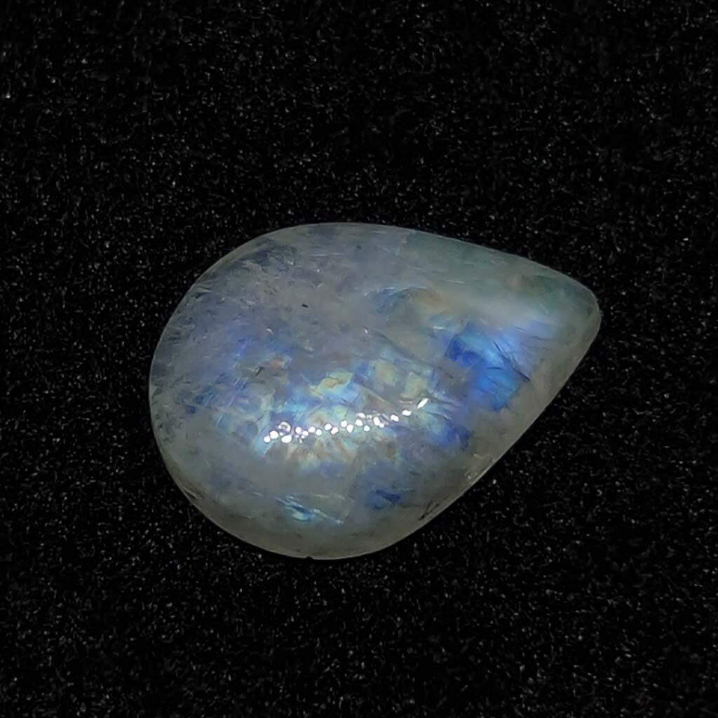 3.60 ct Natural White Rainbow Moonstone: Gemstones: MoonstoneCarat Weights: 3.60 ct Size/Dimensions: 12 x 9 x 4 mmOrigin : India