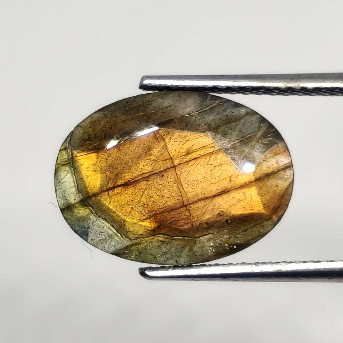 5.40 ct Natural Faceted Labradorite: Gemstones: LabradoriteCarat Weights: 5.40 ct Size/Dimensions: 14 x 10 x 5 mmOrigin : India