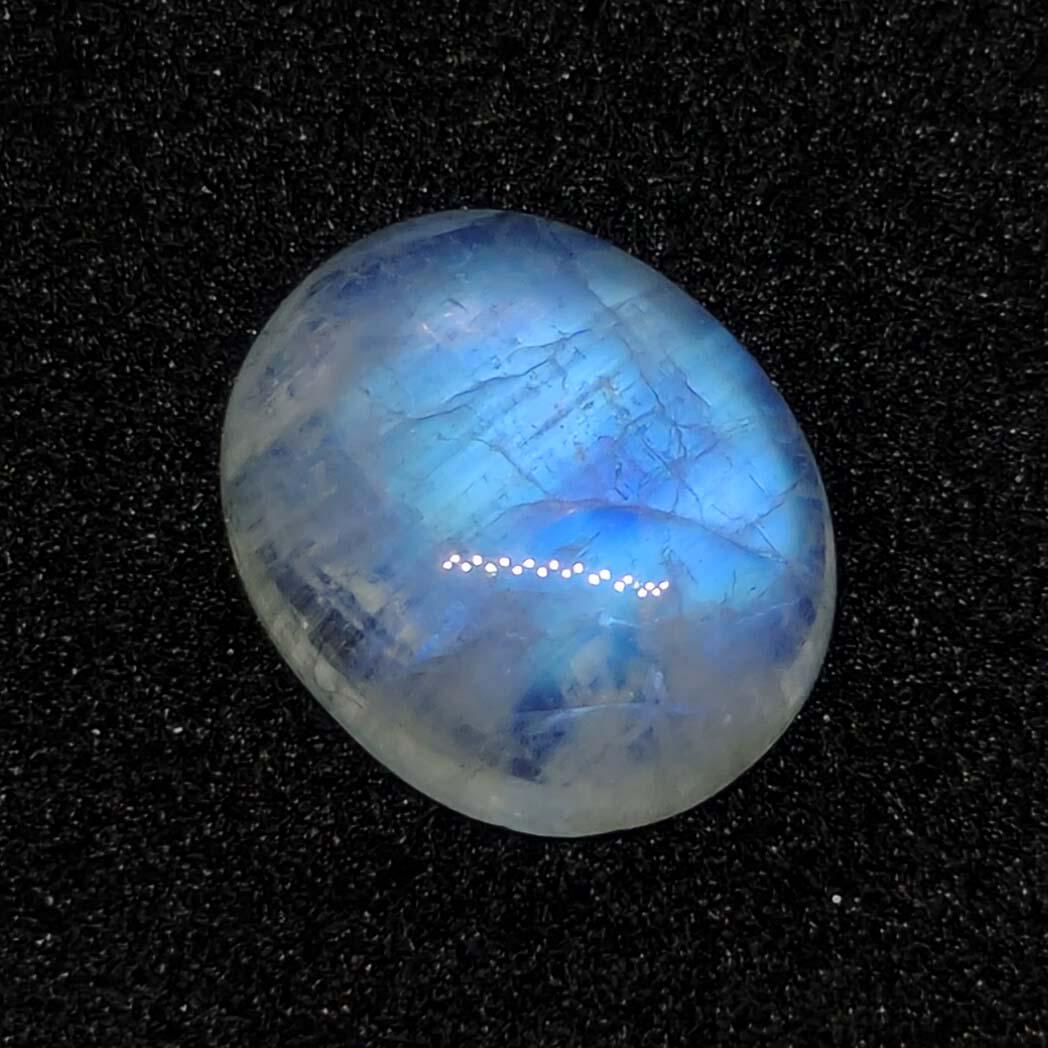 4.70 ct Natural White Rainbow Moonstone: Gemstones: MoonstoneCarat Weights: 4.70 ct Size/Dimensions: 12 x 10 x 4 mmOrigin : India