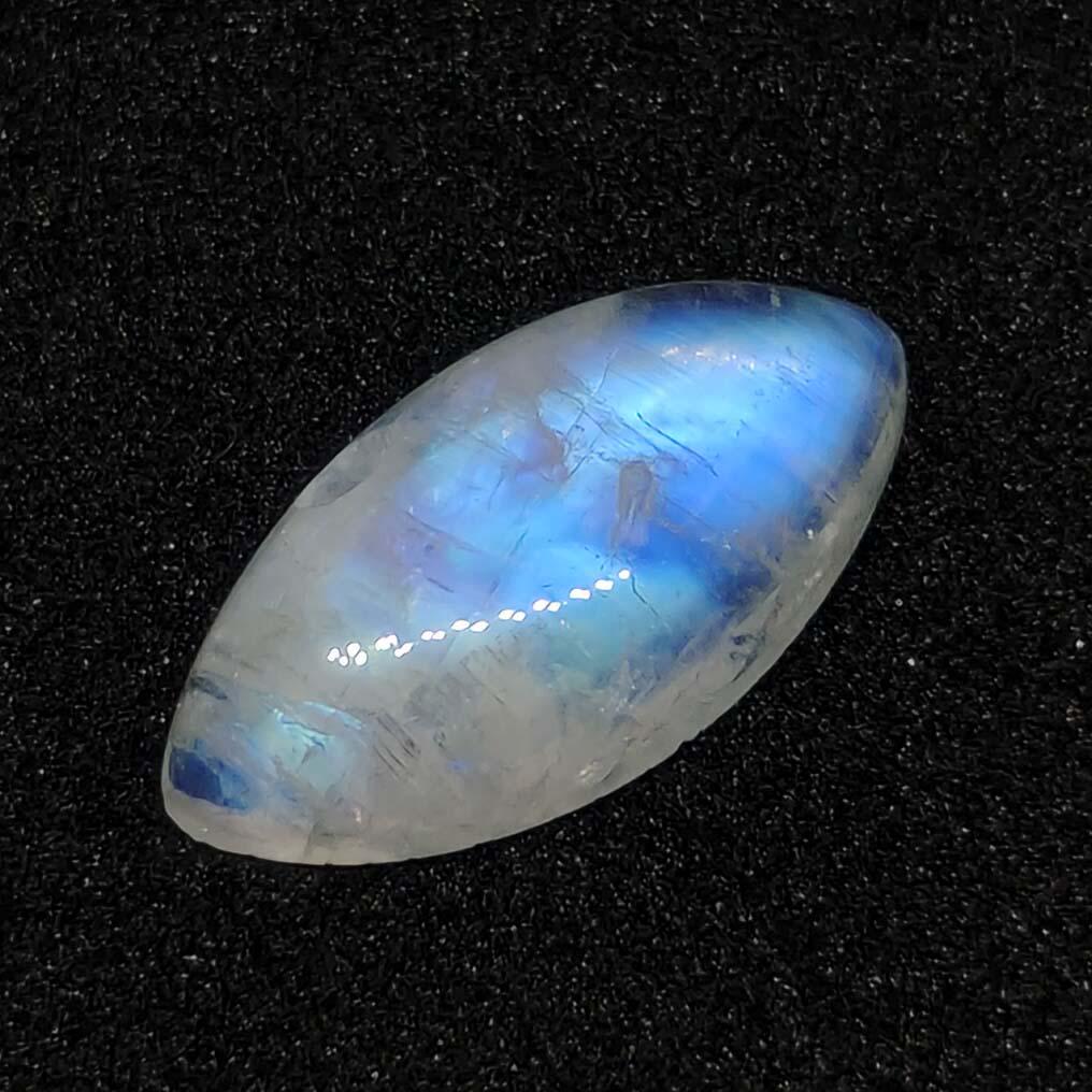 4.75 ct Natural White Rainbow Moonstone: Gemstones: MoonstoneCarat Weights: 4.75 ct Size/Dimensions: 16 x 8 x 4 mmOrigin : India