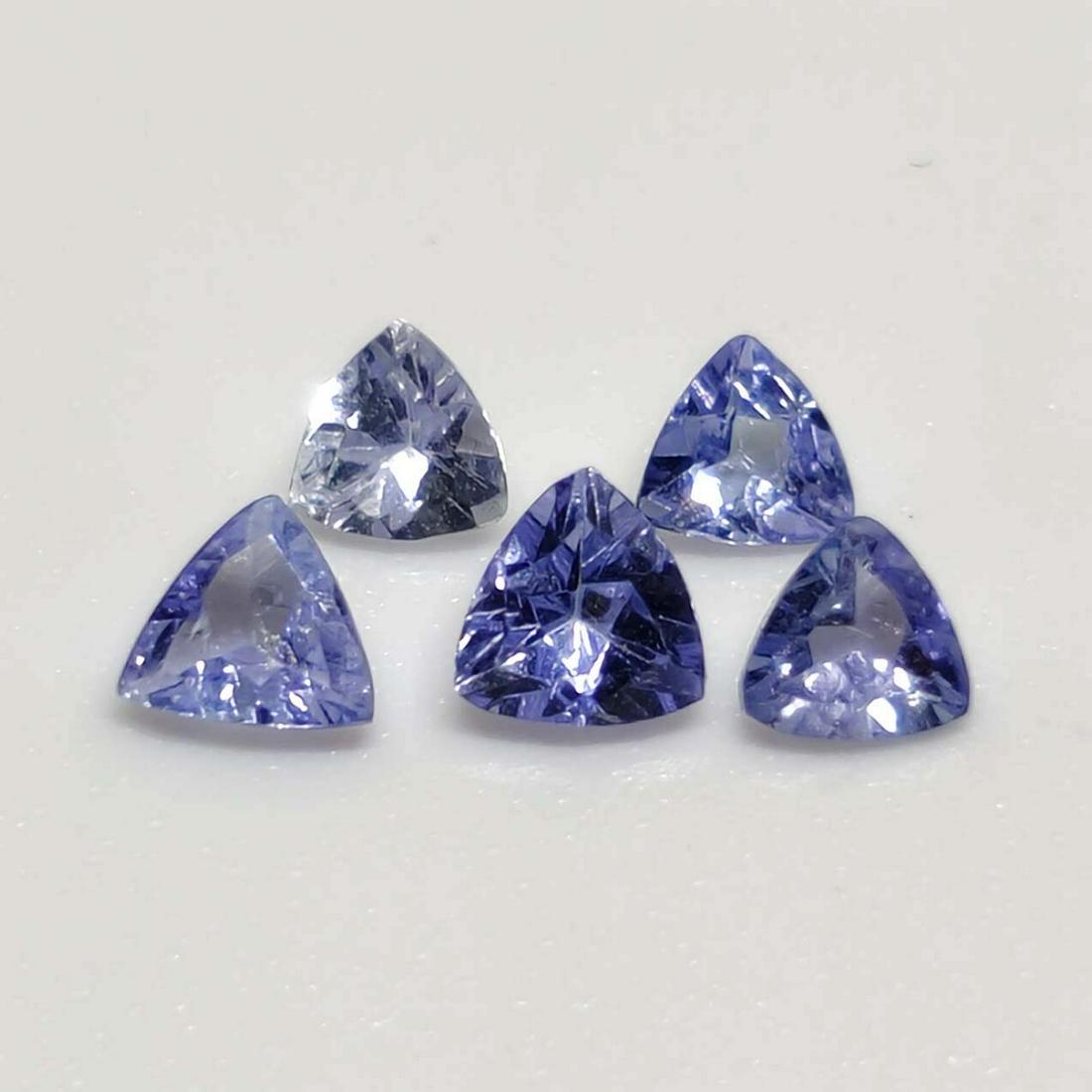 0.55 ct Natural Tanzanite Lot: Gemstones: TanzaniteCarat Weights: 0.55 ct Size/Dimensions: 3.5 mmOrigin : Tanzania